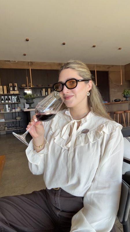 Sofía disfrutando un viñedo
